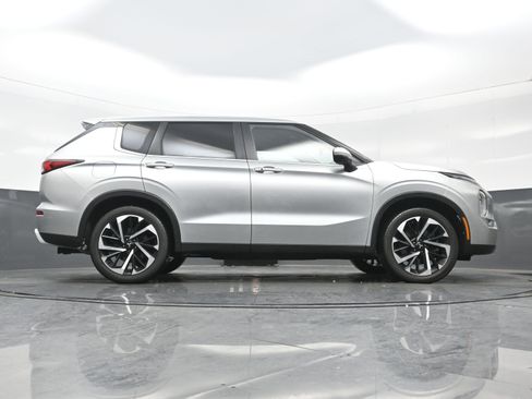 Used 2023 Mitsubishi Outlander SE image 33