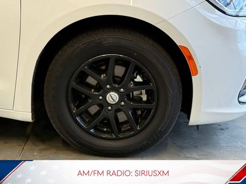 Used 2022 Chrysler Pacifica Touring-L FWD image 2