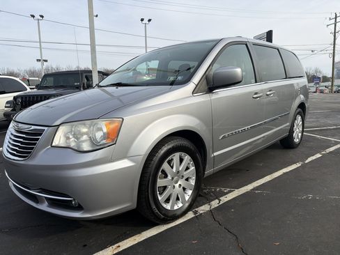 Used 2013 Chrysler Town & Country Touring image 3