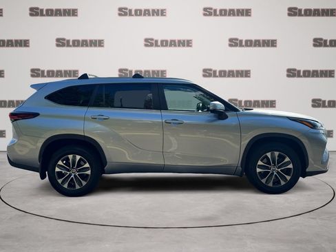 Used 2024 Toyota Highlander XLE AWD/4WD image 6