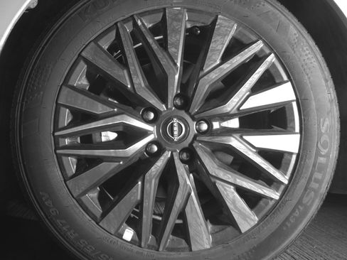 Used 2025 Nissan Altima 2.5 SV FWD image 12