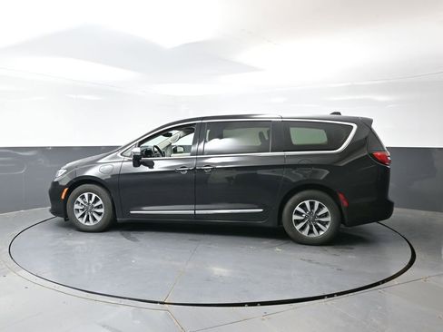 Used 2023 Chrysler Pacifica Limited image 11