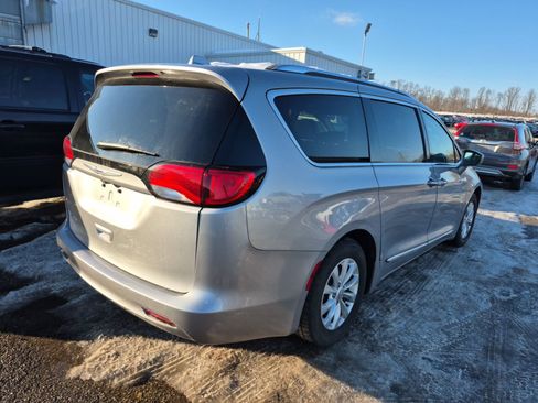 Used 2018 Chrysler Pacifica Touring-L w/ Advanced Safetytec Group image 3