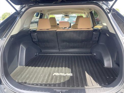 Used 2021 Toyota RAV4 LE AWD/4WD image 15