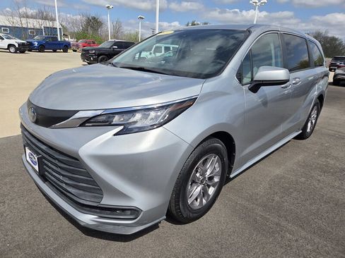 Used 2021 Toyota Sienna LE image 7