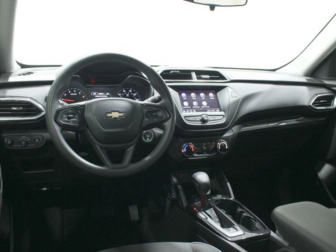 Used 2023 Chevrolet TrailBlazer LT FWD image 2