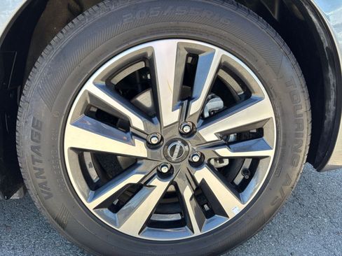 Used 2025 Nissan Versa SV FWD image 29