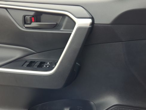 Used 2020 Toyota RAV4 LE FWD image 26