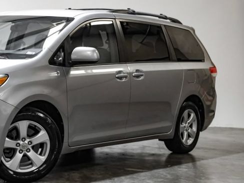 Used 2012 Toyota Sienna LE FWD image 7