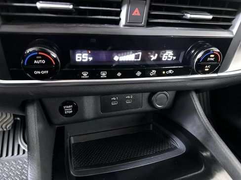 Used 2025 Nissan Rogue SV FWD image 17