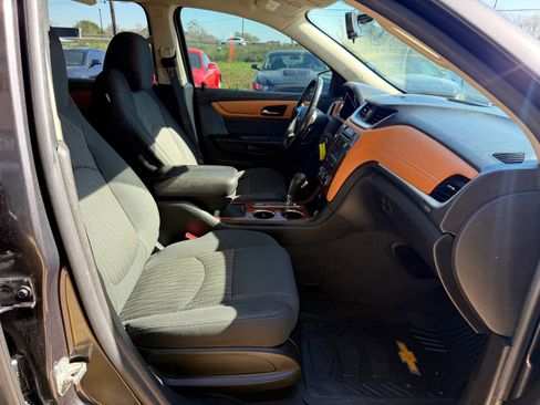 Used 2014 Chevrolet Traverse LT image 39