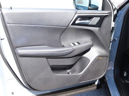 Used 2025 Mitsubishi Outlander SE image 2