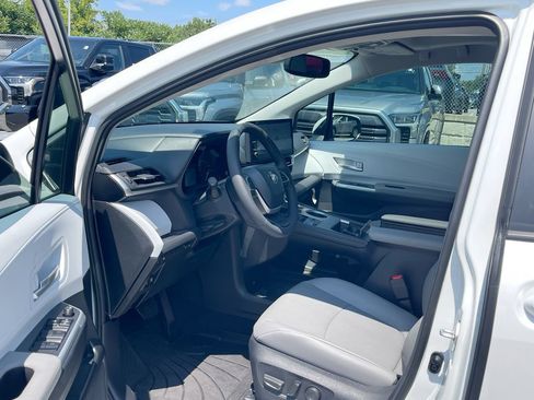 Used 2026 Toyota Sienna XLE FWD image 11
