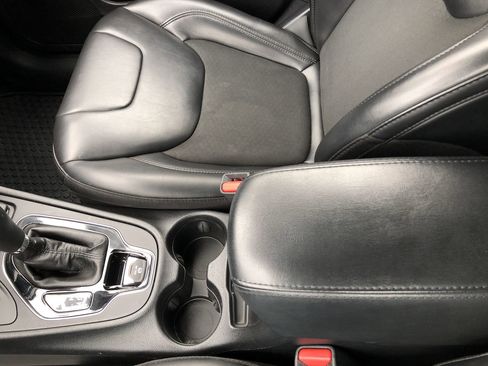 Used 2020 Jeep Cherokee Latitude Plus image 18