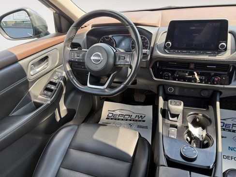 Used 2023 Nissan Rogue SV w/ SV Premium Package image 11