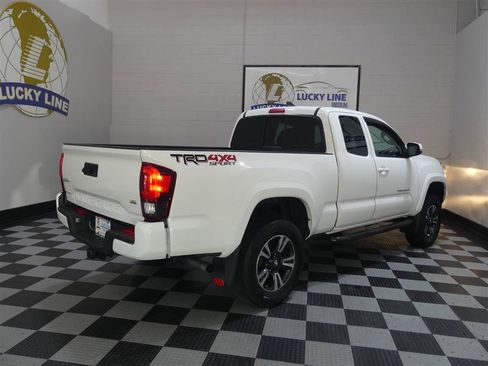 Used 2018 Toyota Tacoma TRD Sport AWD/4WD image 10