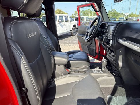 Used 2017 Jeep Wrangler Unlimited Sahara w/ Connectivity Group AWD/4WD image 18