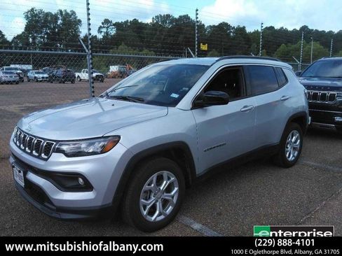 Used 2024 Jeep Compass Latitude AWD/4WD image 1