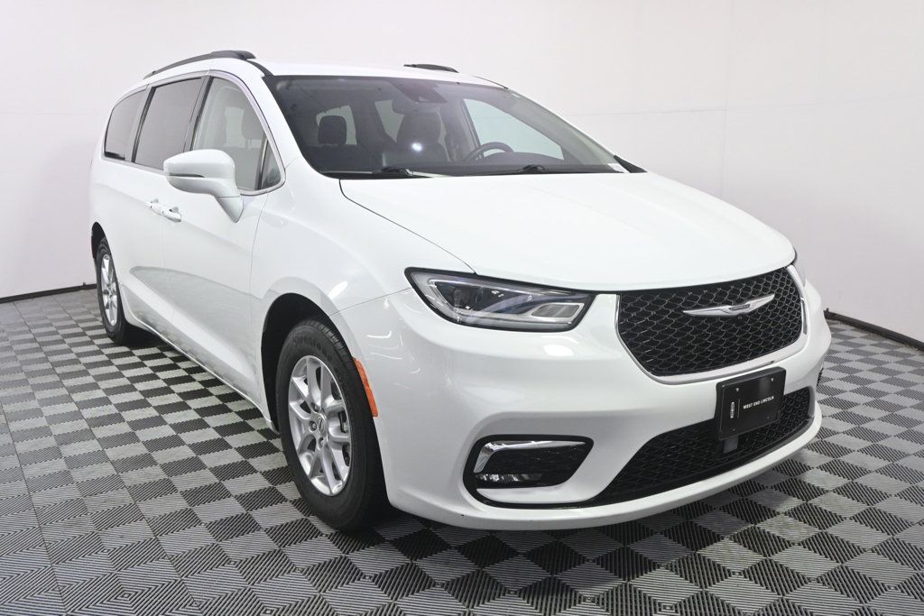 Used 2022 Chrysler Pacifica Touring-L FWD image 9