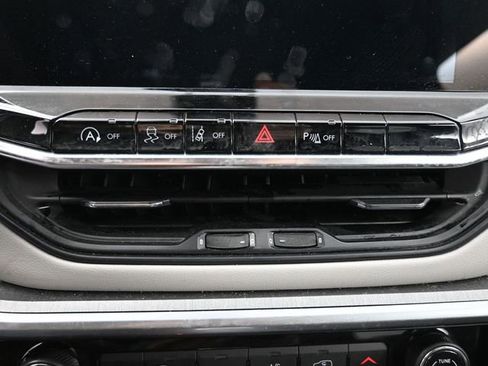 Used 2025 Jeep Compass Limited image 22