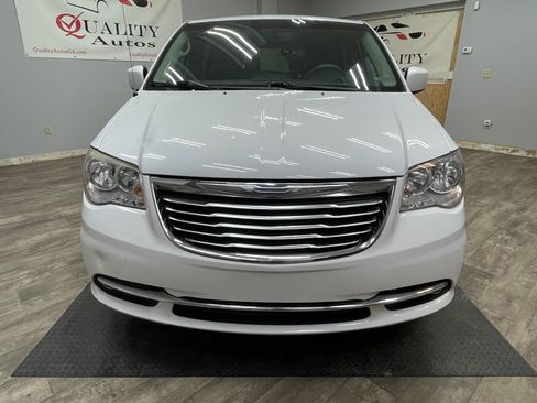 Used 2015 Chrysler Town & Country Touring FWD image 2