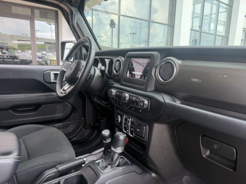 Used 2019 Jeep Wrangler Unlimited Sahara AWD/4WD image 22
