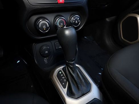 Used 2017 Jeep Renegade Latitude image 28