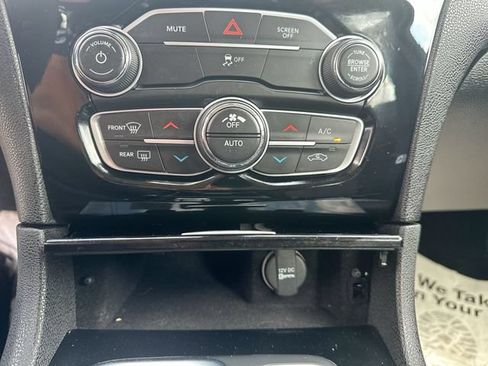 Used 2023 Chrysler 300 Touring RWD image 38
