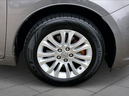 Used 2017 Toyota Sienna XLE image 10