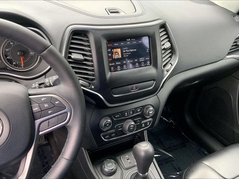 Used 2019 Jeep Cherokee Latitude Plus w/ Cold Weather Group AWD/4WD image 6