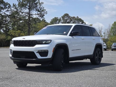 Used 2024 Jeep Grand Cherokee Limited w/ Black Appearance Package image 15
