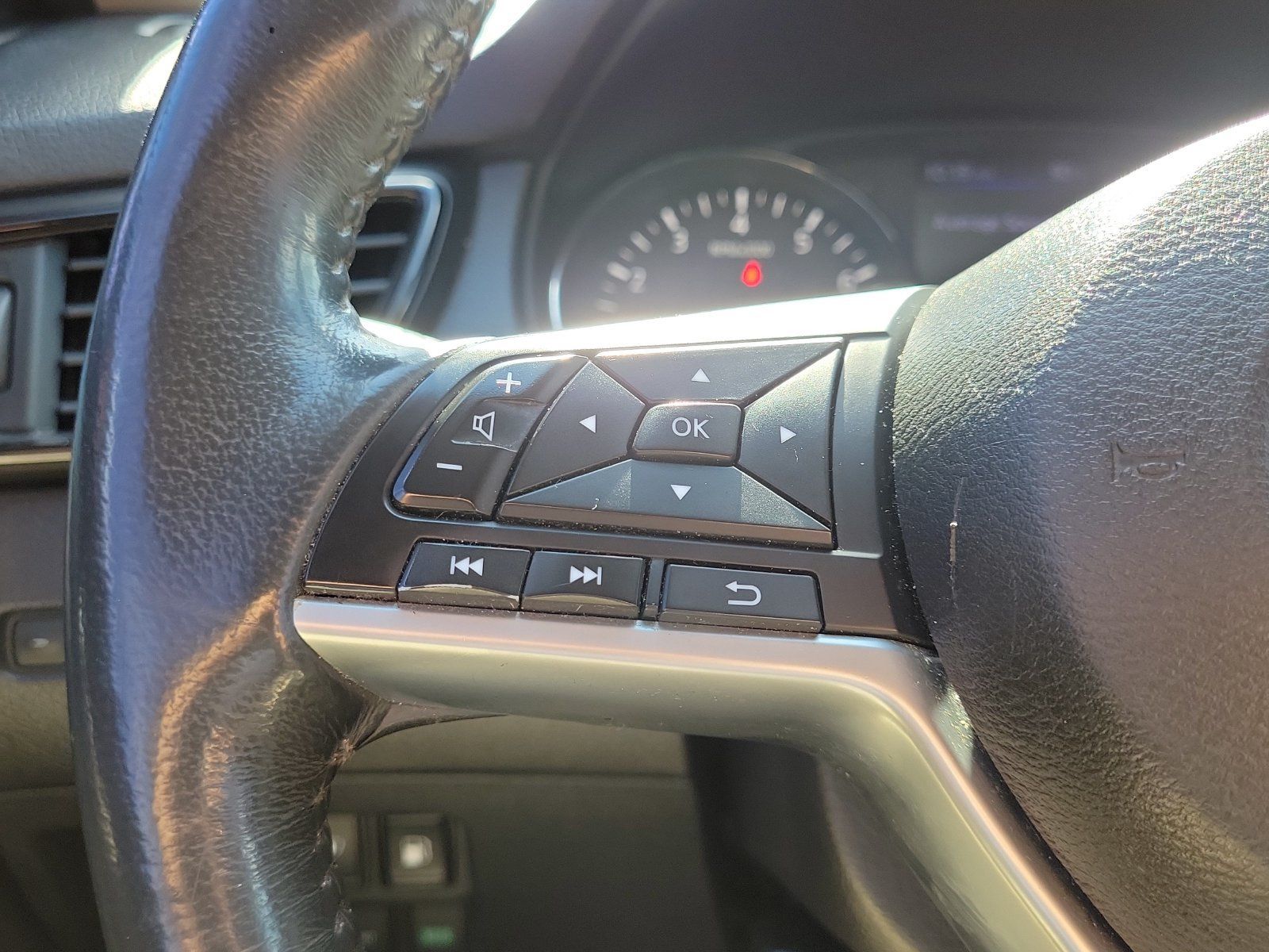 Used 2018 Nissan Rogue SV w/ Premium Package FWD image 24