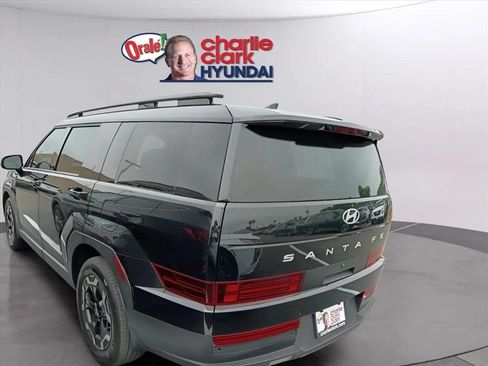 Used 2025 Hyundai Santa Fe SEL FWD image 2