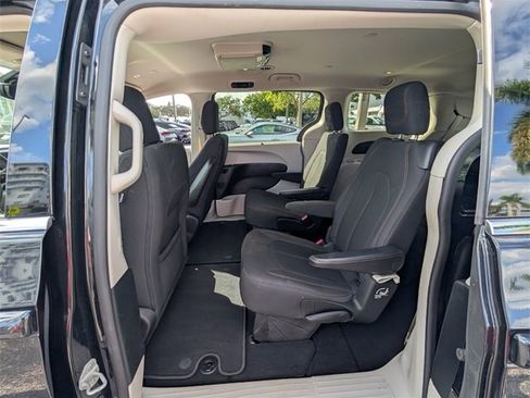 Used 2019 Chrysler Pacifica Touring Plus image 6