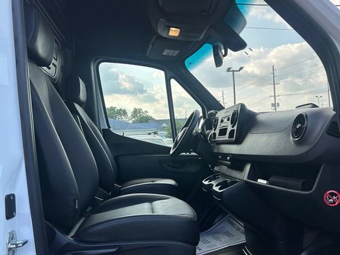 Used 2025 Mercedes-Benz Sprinter 2500 image 10