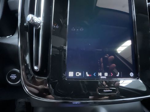 Used 2025 Volvo XC40 B5 Plus image 23