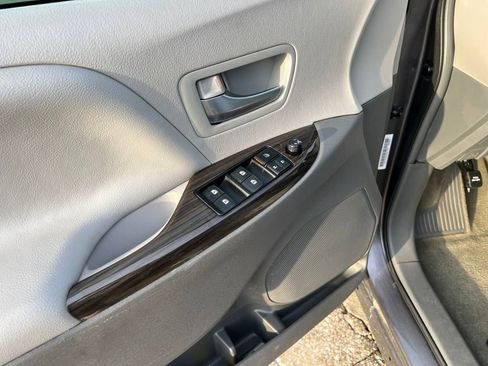 Used 2017 Toyota Sienna XLE image 11