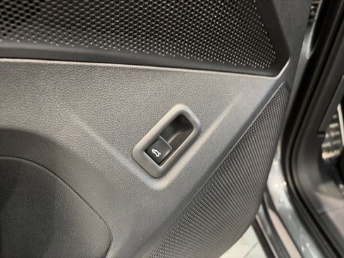 Used 2025 Volkswagen Tiguan SE R-Line image 17