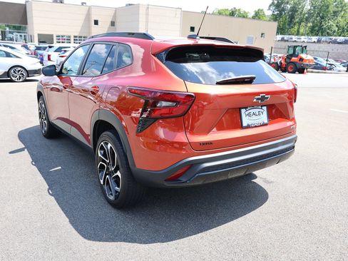 Used 2024 Chevrolet Trax RS w/ Sunroof Package FWD image 5