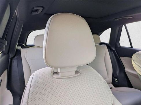 Used 2025 Mercedes-Benz GLC 300 4MATIC image 15