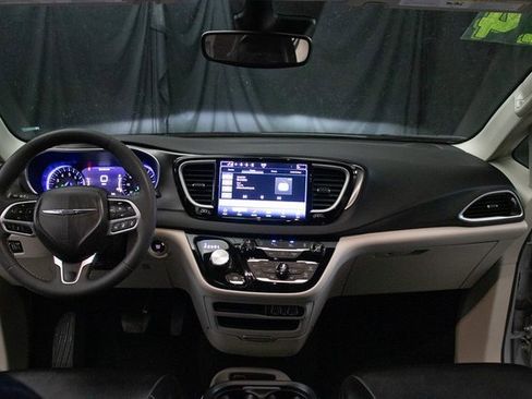 Used 2024 Chrysler Pacifica Touring-L image 23