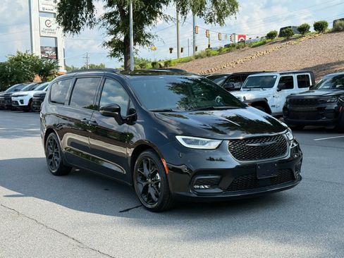 Used 2025 Chrysler Pacifica Limited FWD image 7
