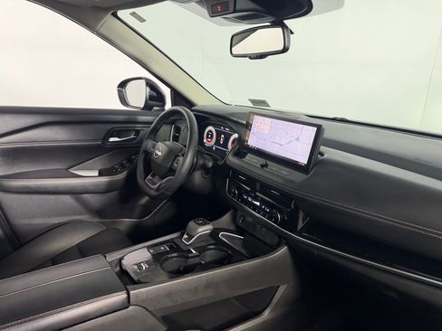 Used 2025 Nissan Rogue SL w/ Tech Package FWD image 32