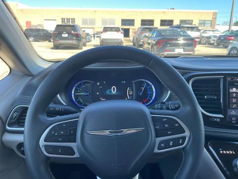 Used 2023 Chrysler Pacifica Touring-L image 37