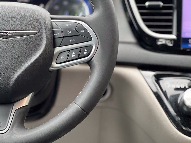 Used 2023 Chrysler Pacifica Touring-L FWD image 33