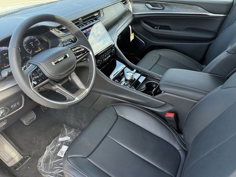 New 2025 Jeep Grand Cherokee Overland AWD/4WD image 6