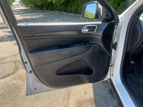 Used 2019 Jeep Grand Cherokee Laredo AWD/4WD image 10
