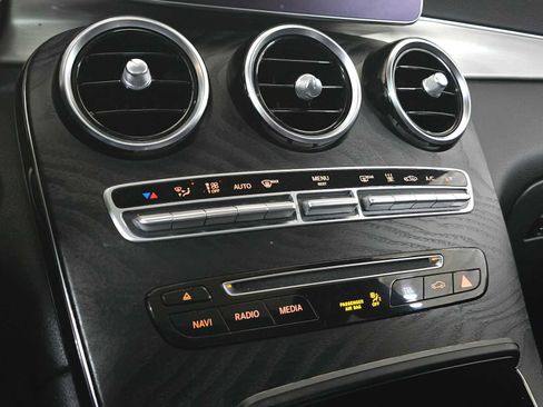 Used 2019 Mercedes-Benz GLC 350e 4MATIC image 30