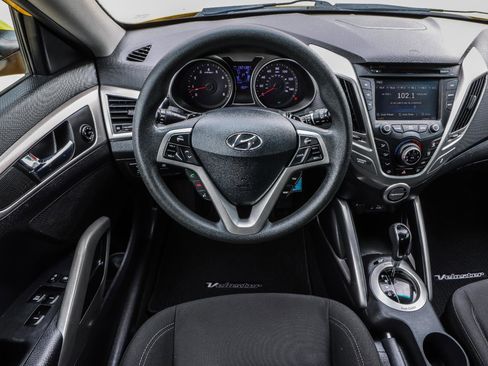 Used 2015 Hyundai Veloster FWD image 18
