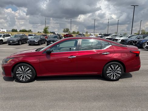 Used 2024 Nissan Altima 2.5 SV FWD image 4